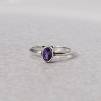 ZILVEREN RING MET OVALE PAARSE AMETHIST MAAT 17