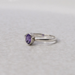 ZILVEREN RING MET OVALE PAARSE AMETHIST MAAT 17