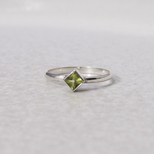 SILVER RING WITH SQUARE GREEN PERIDOT, SIZE 18