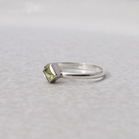 ZILVEREN RING MET VIERKANT PERIDOT MAAT 18