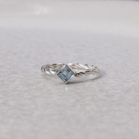 ZILVEREN RING MET VIERKANT BLAUWE TOPAAS MAAT 16