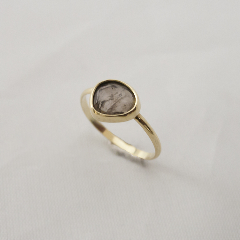 14K GOUDEN RING MET BRUINE SPINEL MAAT 16.5