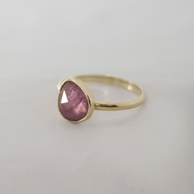 14CT GOLDEN RING WITH TOURMALINE SIZE 16.5
