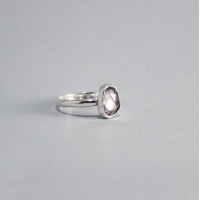 UNIEKE RING MET PAARSE SPINEL MAAT 15 