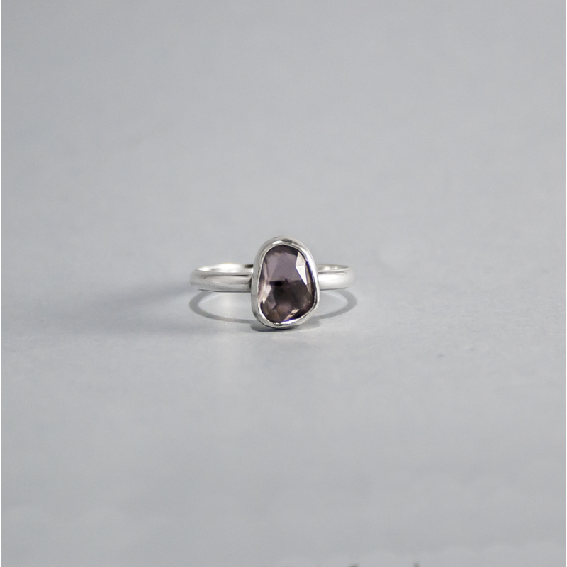 UNIEKE RING MET PAARSE SPINEL MAAT 15 