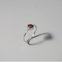 ZILVEREN 'LITHOS' RING MET KLEINE STEEN NAAR KEUZE