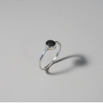 ZILVEREN 'LITHOS' RING MET KLEINE STEEN NAAR KEUZE