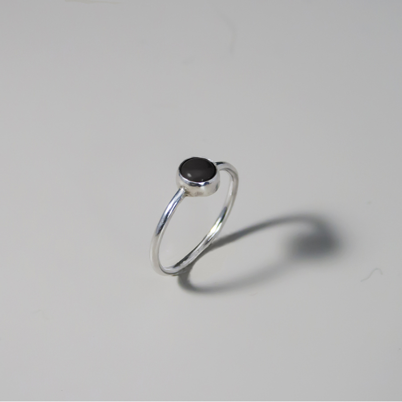 SILVER ' LITHOS' RING MET SMALL STONE