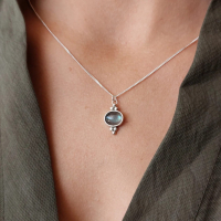 ZILVEREN KETTING MET LABRADORIET HANGER