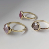 14K GOUDEN RING MET LICHTE SPINEL MAAT 16.5