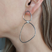 GEHAMERDE ORGANISCHE OORBELLEN