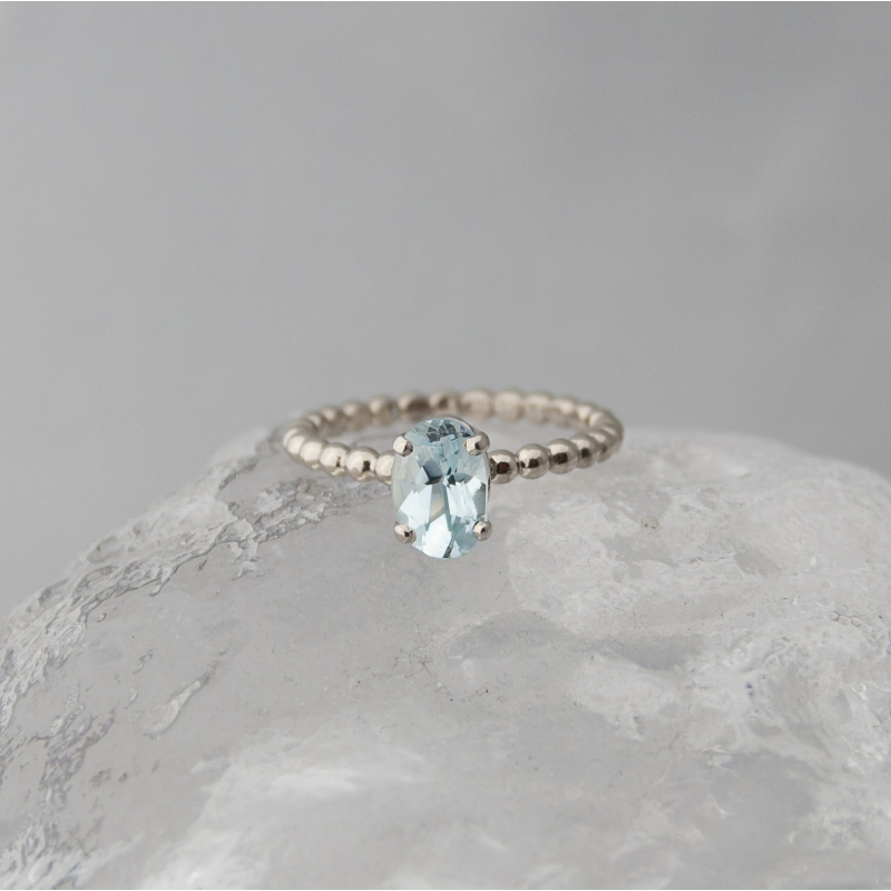 14K WHITE GOLDEN RING WITH AQUAMARINE