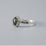 ZILVEREN RING MET GROENE MOSAGAAT 