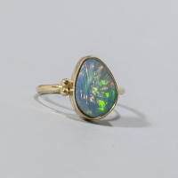 14K GOUDEN RING MET TRIPLET OPAAL MAAT 16