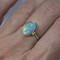 14K GOUDEN RING MET TRIPLET OPAAL MAAT 16