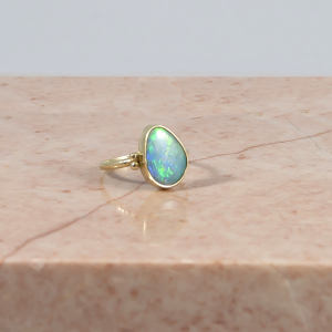 14CT GOLDEN RING WITH TRIPLET OPAL SIZE 16