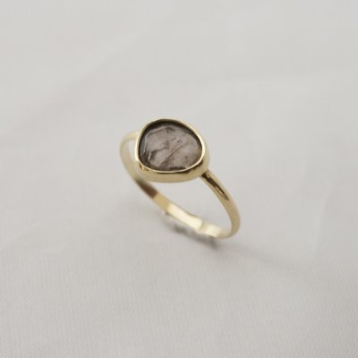 14K GOUDEN RING MET BRUINE SPINEL MAAT 16.5
