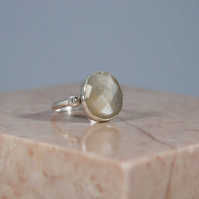 UNIEKE RING MET MAANSTEEN EN ZIRCONIA'S IN MAAT 18
