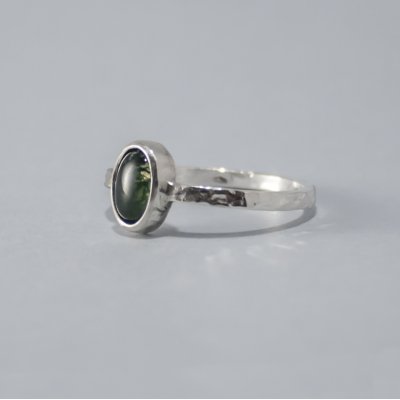 ZILVEREN RING MET GROENE MOSAGAAT 