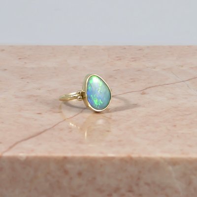 14K GOUDEN RING MET TRIPLET OPAAL MAAT 16