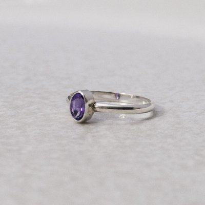 ZILVEREN RING MET OVALE PAARSE AMETHIST MAAT 17