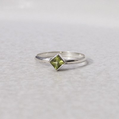 ZILVEREN RING MET VIERKANT PERIDOT MAAT 18