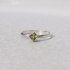 ZILVEREN RING MET VIERKANT PERIDOT MAAT 18