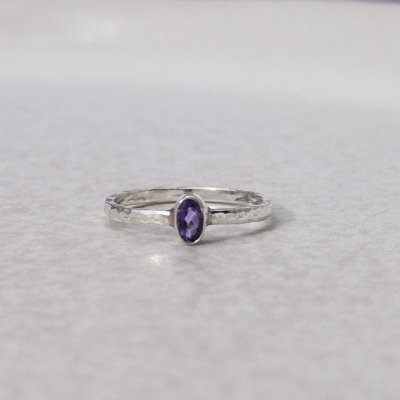 ZILVEREN RING MET OVALE PAARSE AMETHIST MAAT 16.5