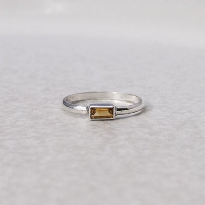 ZILVEREN RING MET BAGUETTE GELE CITRIEN MAAT 16