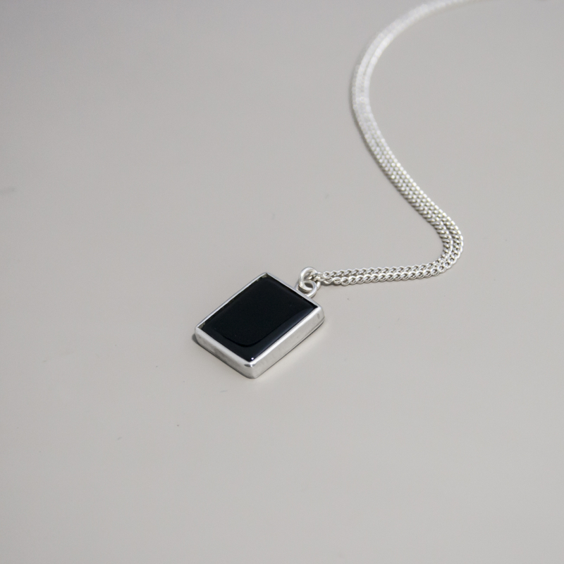 SILVER NECKLACE WITH ONYX PENDANT SILVER NECKLACE WITH ONYX PENDANT